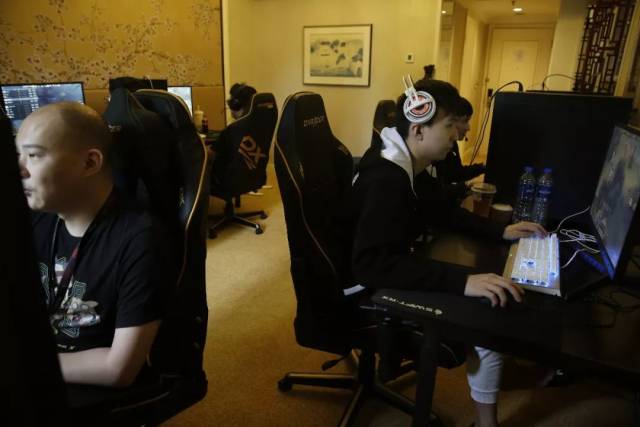 Ninjas in Pyjamas 在 LPL Split 1 2025 中击败了 Royal Never Give Up