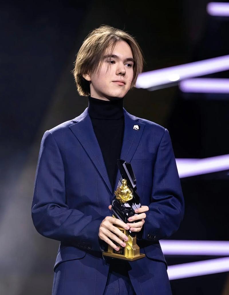 2025年即将画上句号，一起来回顾下2025年LPL冠军队伍