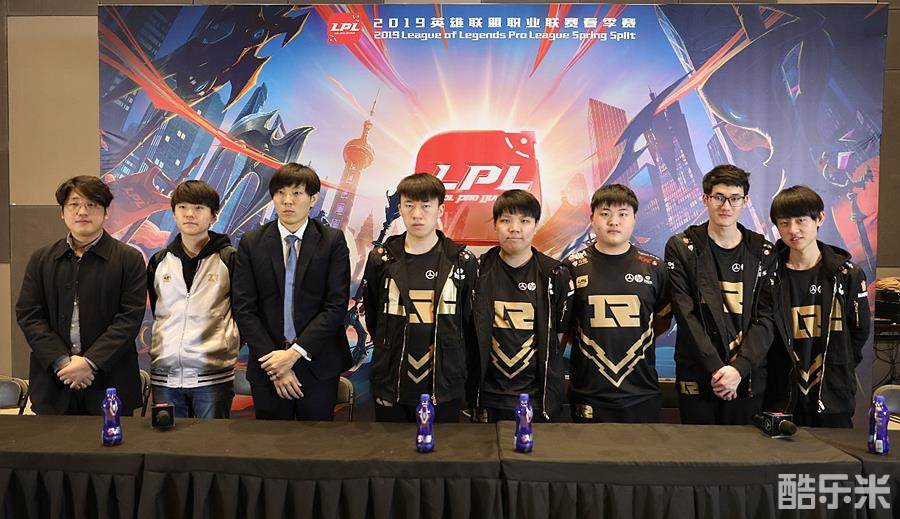 LPL 今天的结果： Anyone's Legend 连续赢得三场比赛，作为A组第一晋级下一轮。 EDward Gaming 明天将面对 LNG Esports 。