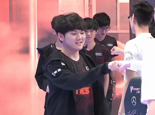 Beluga的Gnar擅长持续输出，而 Stay 的Jhin在整个过程中被无限狙击。 Team WE 在没有流血的情况下赢得了第一局。